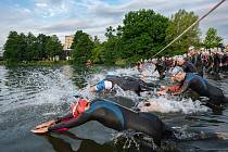 Maciej Chmura z Polska a Simona Křivánková (Rocktechnik Triatlon) zvítězili ve 20. ročníku Moraviamanu. Závod v Otrokovicích konaný na klasických ironmanových tratích 3,6 – 180 – 42,2 kilometru, byl mistrovstvím republiky v dlouhém triatlonu.Do cíle doběh