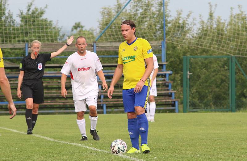 Fotbalisté Luhačovic (ve žlutých dresech) zvítězili na hřišti Sokola Veselá 4:3.