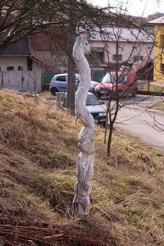 Domek v Hostišové, kam Marcel K. dojíždí pravidelně za svým otcem a kde s ním chce natrvalo žít. Malované ornamenty na domě jsou jeho dílem. Podle otce Marcela, má jeho syn rád přírodu a rád vyřezává, což je kolem domku patrno.