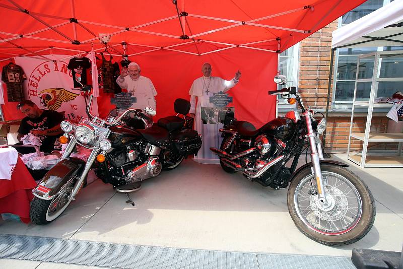 Přípravy na  evropský festival Route 66 ve Zlíně.Papežské motocykly Harley-Davidson