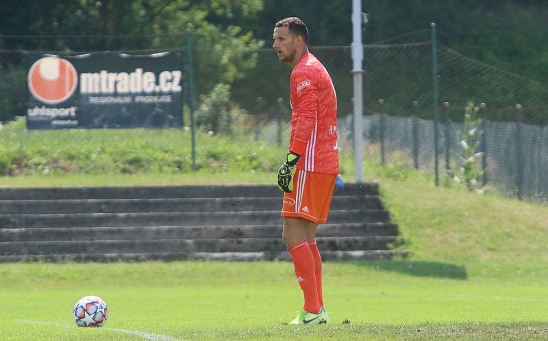 Fotbalisté Zlína (bílé dresy) v úvodním letním přípravném zápase přehráli třetiligový Uničov 5:1.