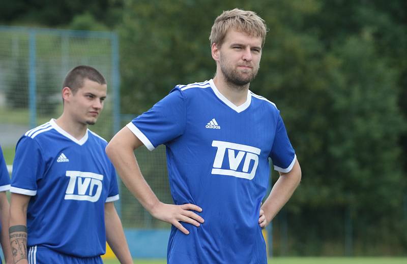 Fotbalisté Slavičína (v modrých dresech) na úvod přípravy zvítězili na Vršavě se Zlínem B 2:1