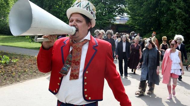 Divadelní festival Setkání- Stretnutie ve Zlíně.Průvod herců městem.