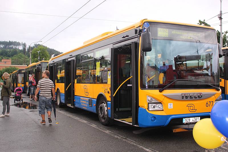 Tisícovky návštěvníků si v sobotu ve Zlíně užily Dne otevřených dveří Dopravní společnosti Zlín-Otrokovice (DSZO). Letos již po třinácté. Novinkou bylo deštivé počasí, to ale nikomu nevadilo.