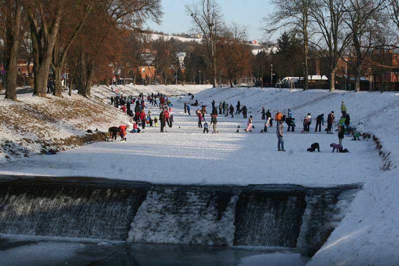 Ve Zlíně bruslily na Dřevnici deítky lidí