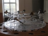 Unikátní výstava Orbis Pictus Play Zlín je souborem více než 60 interaktivních objektů, které se snaží rozvíjet imaginaci a fantazii se zaměřením zejména na fenomén hry – na kreativní poznávání světa i sebe sama skrze vlastní smysly.