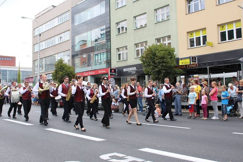 Zlínem prošel parádní průvod v rámci Mezinárodního festivalu dechových orchestrů a folklorních souborů