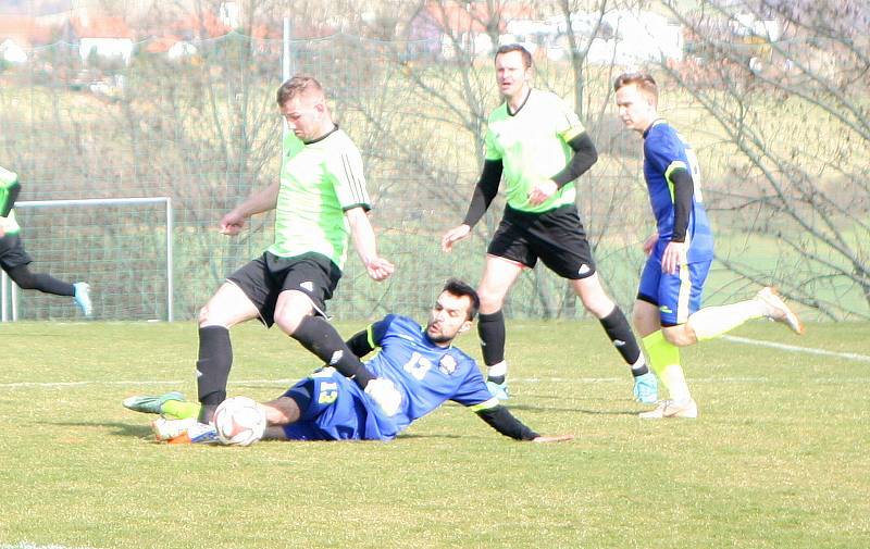 Fotbalisté Lhoty (v modrém) o víkendovém 16. kole I. B třídy skupiny B doma porazili Slavkov 6:2.