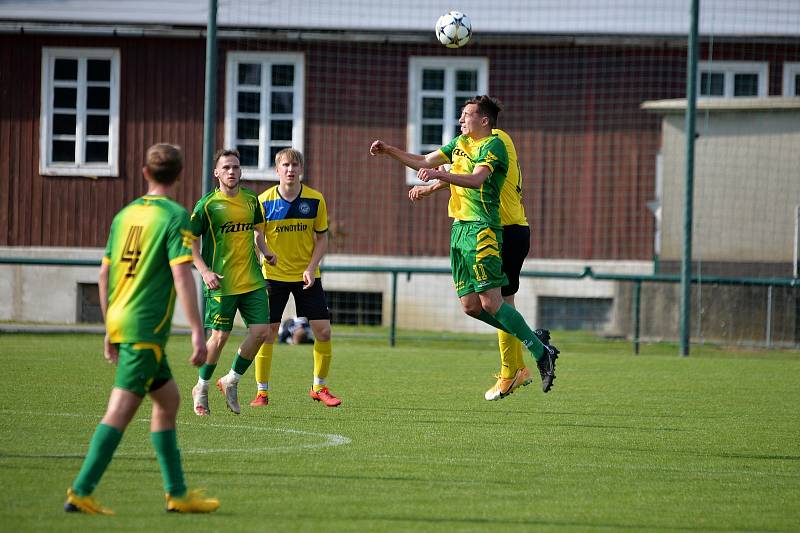 Fotbalisté Napajedel (v zeleném) v sobotu v rámci 20. kola krajského přeboru doma remizovali s Velkými Karlovicemi 1:1.