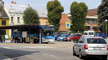 Autobusová zastávka na náměstí Míru ve Fryštáku.