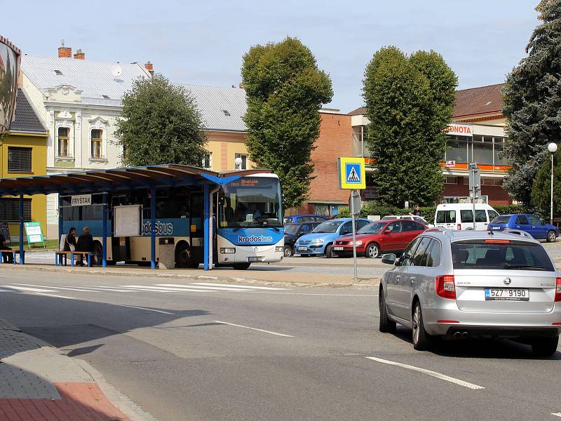 Autobusová zastávka na náměstí Míru ve Fryštáku.