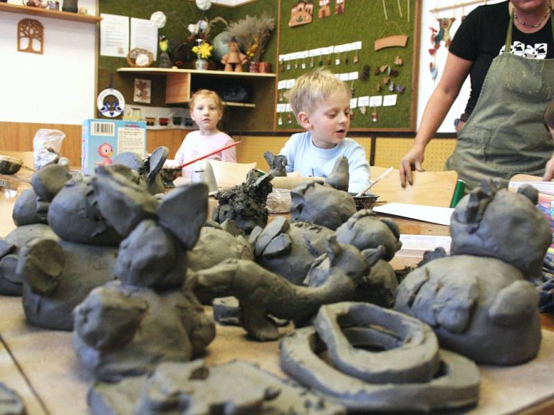 Děti vytvářejí v keramickém kroužku roztodivné figurky. 
