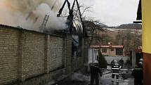 Rozsáhlý požár střechy hospodářské budovy v Bylnici.