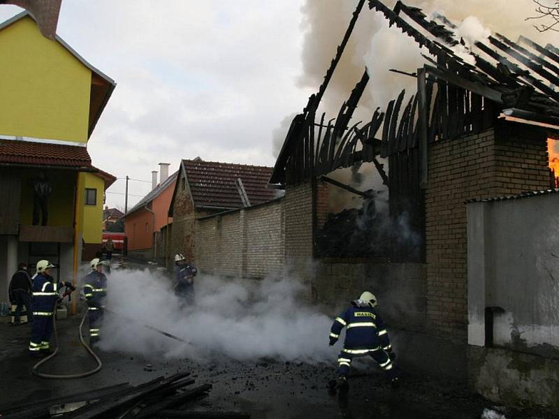 Rozsáhlý požár střechy hospodářské budovy v Bylnici.