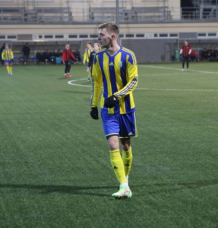 Fotbalisté Baťova (žluto-modré dresy) v přípravném zápase porazili Červený Kostelec 10:1.