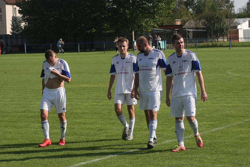 Fotbalisté Tlumačova (modré dresy) v rámci oslav výročí devadesáti let kopané v obci porazili Zdounky 2:0.