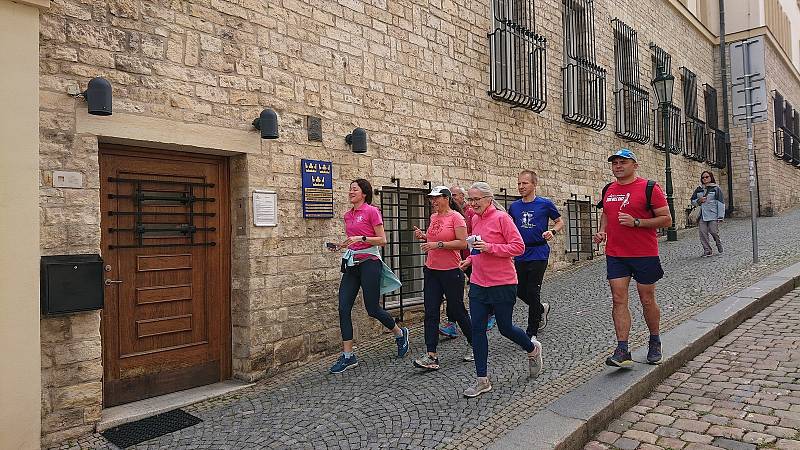 Abhejali Bernardová (44) ze Sri Chinmoy Marathon Teamu dokončila svůj ultratriatlon Dover-Praha, při kterém ve třech disciplínách urazila celkem 1111km (34km plavání, 895km kolo, 182km běh). Trvalo jí to 7 dnů, 12 hodin a 5 minut.