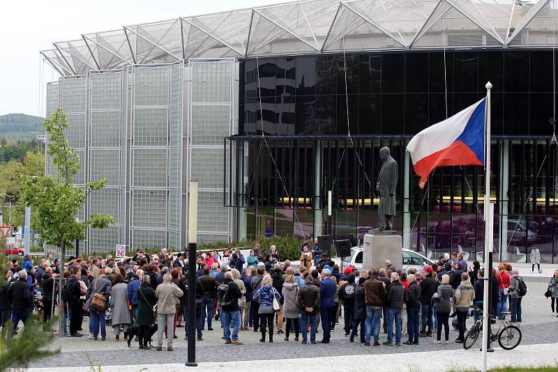 Demonstrace proti ministryni spravedlnosti Marii Benešové na náměstí T. G. Masaryka ve Zlíně, 13. 5. 2019