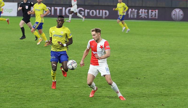 Fotbalisté Zlína (žluté dresy) prohráli v osmifinále MOL Cupu s pražskou Slavií 1:3 a v celostátním poháru skončili.