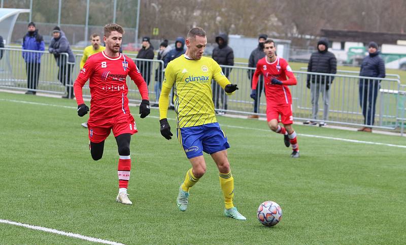 Fotbalisté Zlína (žluté dresy) na úvod zimní přípravy remizovali s druholigovou Líšní 2:2.