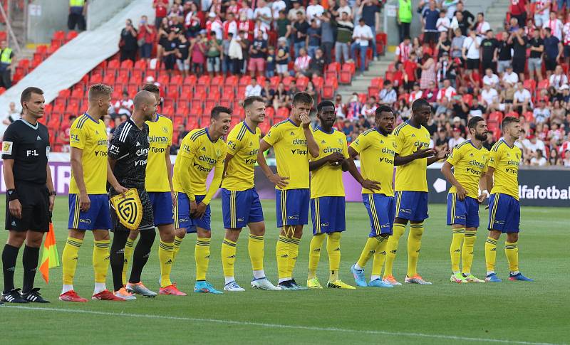 Fotbalisté Zlína (žluté dresy) prohráli ve 2. kole FORTUNA:LIGY na hřišti pražské Slavie 1:4.