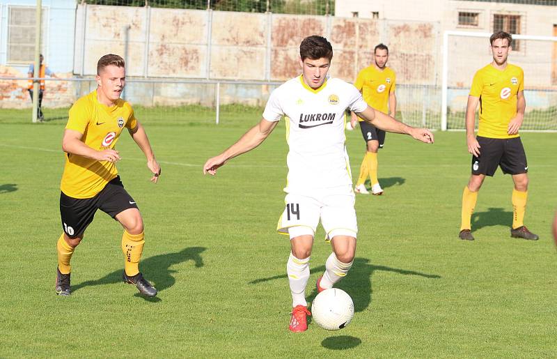 Fotbalisté Zlína B (bílé dresy) v 6. kole MSFL prohráli v Rosicích 1:2.