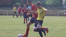 Fotbalisté Újezdu (ve žlutých dresech) v nedělním přípravném zápase podlehli Valašským Kloboukům 2:6