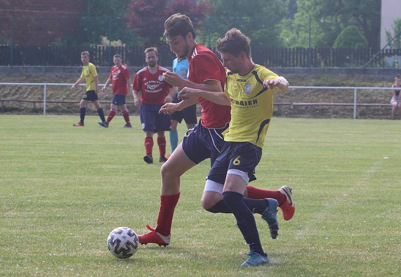 Fotbalisté Újezdu (ve žlutých dresech) v nedělním přípravném zápase podlehli Valašským Kloboukům 2:6