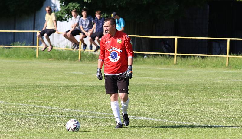 Fotbalisté Malenovic (růžové dresy) ve 26. kole krajské I. B třídy skupiny C podlehli Vlčnovu 1:2.