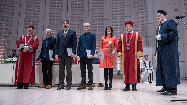Diplomy a jmenovací dekrety si v pátek 28. února převzali noví doktoři a docenti na Univerzitě Tomáše Bati ve Zlíně.