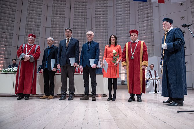 Diplomy a jmenovací dekrety si v pátek 28. února převzali noví doktoři a docenti na Univerzitě Tomáše Bati ve Zlíně.