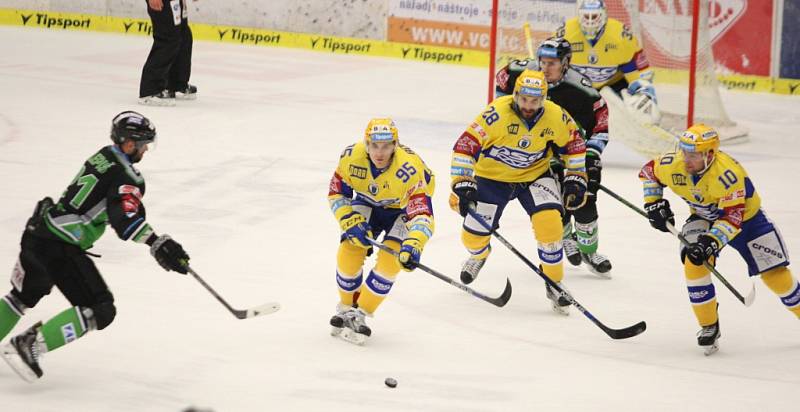 Extraligoví hokejisté Zlína (ve žlutém) vyzvali v rámci 17. kola Mladou Boleslav.