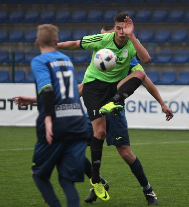 Fotbalisté Provodova (v modrém, při vyhlášení v červeném) pošesté ve své historii ve středu 3. května ovládli krajský pohár, když ve finále na zlínské Letné porazili účastníka I. A třídy Koryčany 2:1 dvěma góly Ulmana.