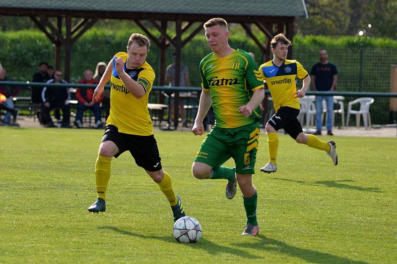 Fotbalisté Napajedel (v zeleném) v sobotu v rámci 20. kola krajského přeboru doma remizovali s Velkými Karlovicemi 1:1.