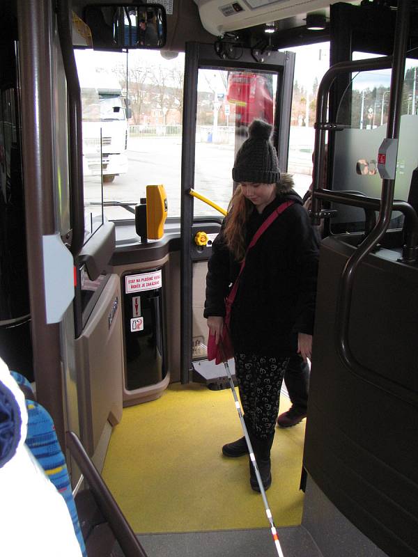 Nevidomé děti trénovaly cestování autobusem městské hromadné dopravy ve Zlíně.