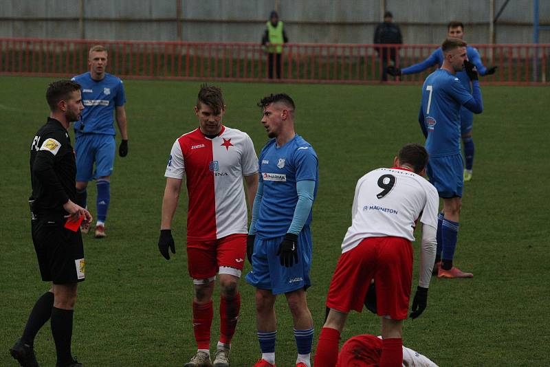 Fotbalisté Otrokovic (modré dresy) ve 22. kola MSFL i bez vyloučeného Kišky zdolali vedoucí Kroměříž 2:1.