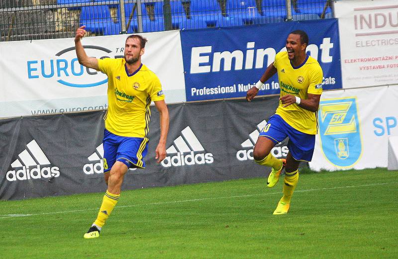 Fotbalisté Zlína (ve žlutých dresech) před reprezentační přestávkou přivítali na Letné Příbram.