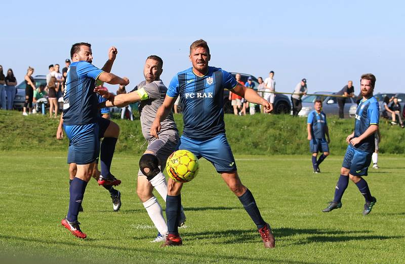 Fotbalisté Kudlova (šedé dresy) v nedělním derby podlehli Provodovu 1:2.