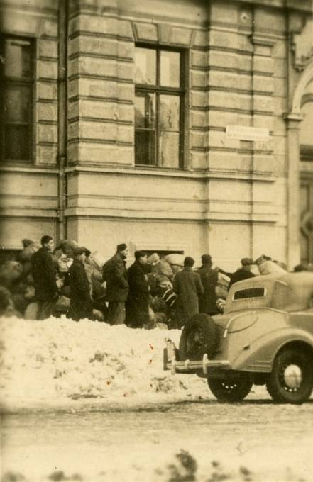 Židé čekající před budovou reálného gymnázia na registraci do transportu, foto Josef Sedláček konec ledna 1943