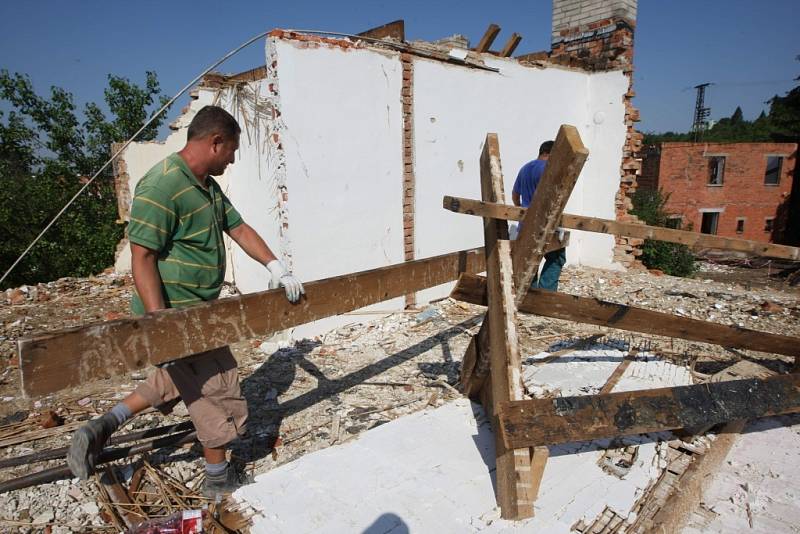 Bourání Baťovských půldomků na ulici Zálešná 10 ve Zlíně.