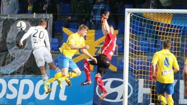 Prvoligoví fotbalisté Fastavu Zlín (ve žlutém) v rámci 22. kola v sobotu doma hostili předposlední Sigmu Olomouc.