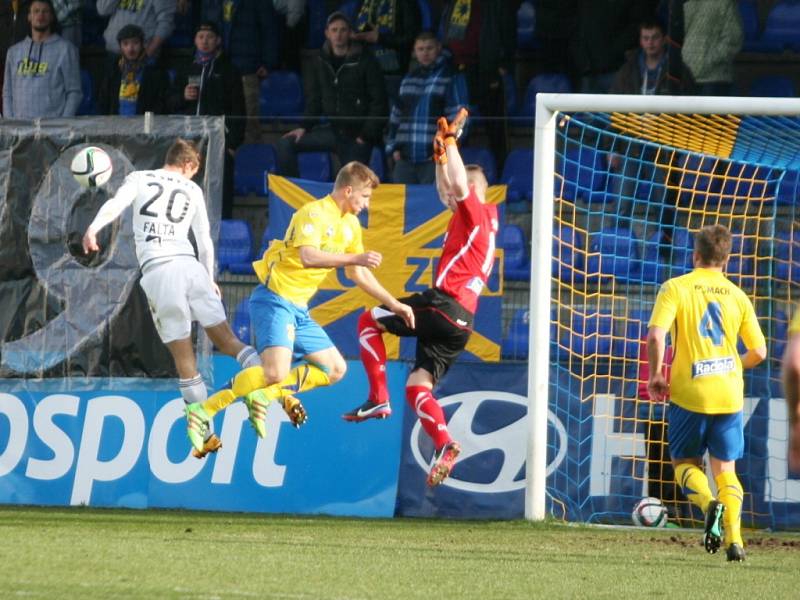 Prvoligoví fotbalisté Fastavu Zlín (ve žlutém) v rámci 22. kola v sobotu doma hostili předposlední Sigmu Olomouc.