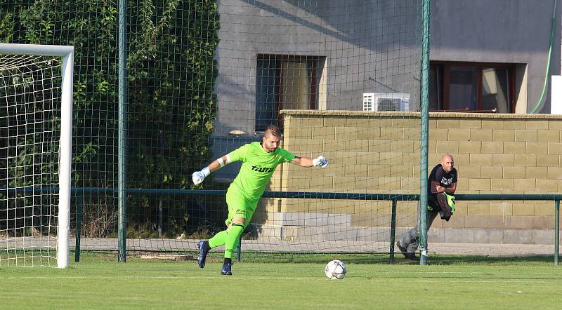 Fotbalisté Napajedel (v zeleném) v úvodním kole krajského přeboru doma porazili Kvasice 2:0.