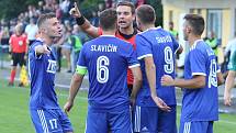 Fotbalisté Slavičína (v modrém) ve 2. kole MOL Cupu ve středu odpoledne před svými fanoušky podlehli prvoligové Karviné 1:5. Foto: Deník/Jan Zahnaš