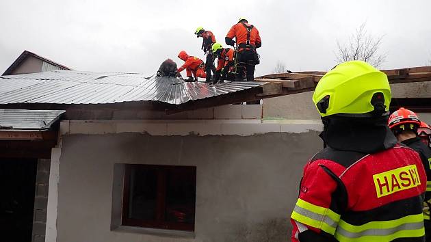 Hasiči během neděle 15. ledna evidují ve Zlínském kraji přes tři desítky výjezdů v souvislosti s odstraňováním následků silného větru.