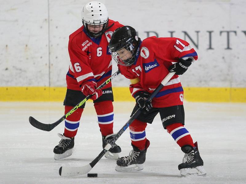 Mladí hokejoví Berani Zlín (v modrém) v duelu hráčů ročníku narození 2014 změřili v sobotu síly s Uherským Hradištěm.