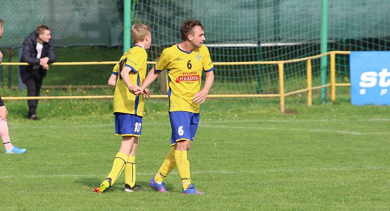 Fotbalisté Malenovic (růžové dresy) ve 21. kole I. B třídy sk. C remizovali se Starým Městem 3:3.