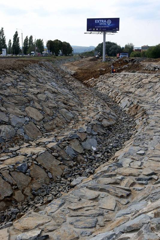 Stavba odvodňovacího kanálu před obchodním centrem Centro Zlín v Malenovicích