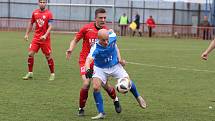 Fotbalisté Otrokovic (červené dresy) doma podlehli Baníku Ostrava "B" 1:4.