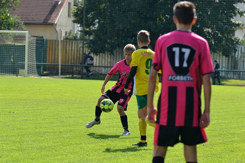 Dorostenci Napajedel (růžovočerné dresy) v 6. kole krajské soutěže skupiny B zdolali doma společný tým Nivnice a Bánova 3:2.